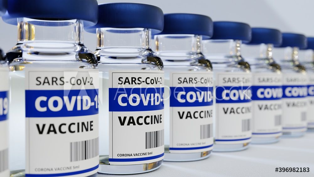 Mehrere Corona Impfstoff Fläschchen stehen nebeneinander