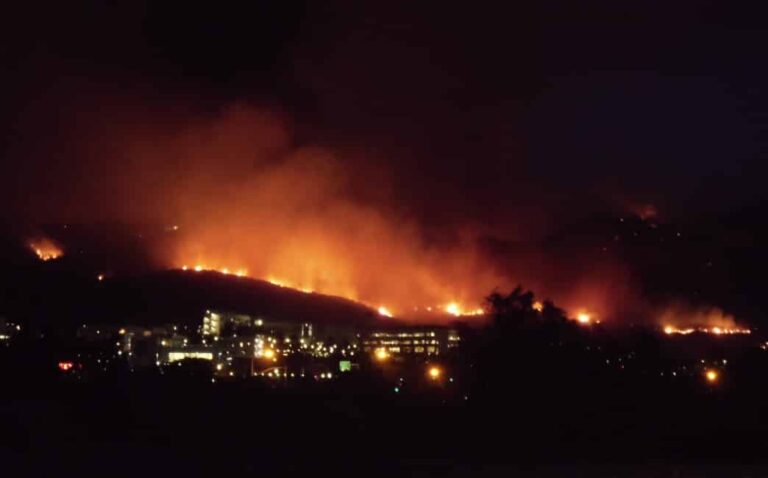 Φωτιά στη Βαρυμπόμπη: Ξέφυγε η πυρκαγιά με 3 μποφόρ