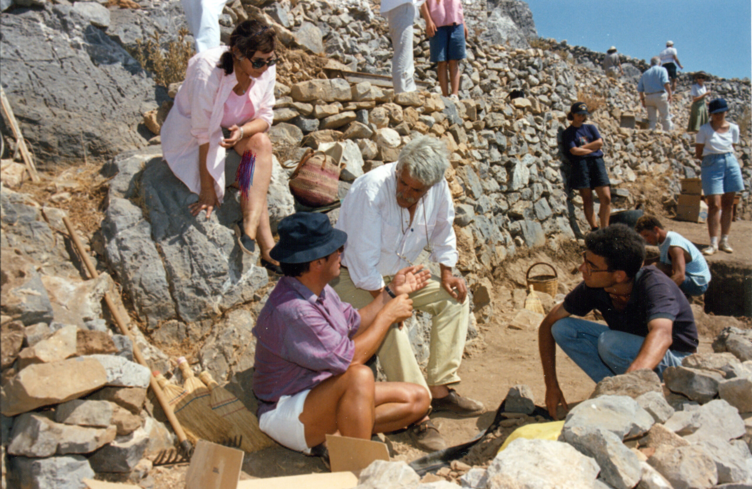 Σακελαράκης Κύθηρα μινωικο ιερο κορυφης