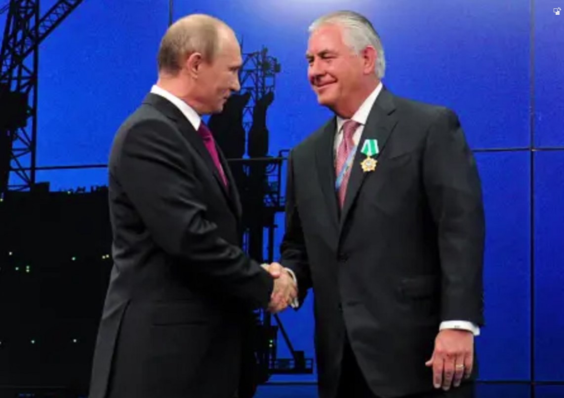 russian-president-vladimir-putin-presents-exxonmobil-ceo-rex-tillerson-with-a-russian-medal-at-an-award-ceremony
