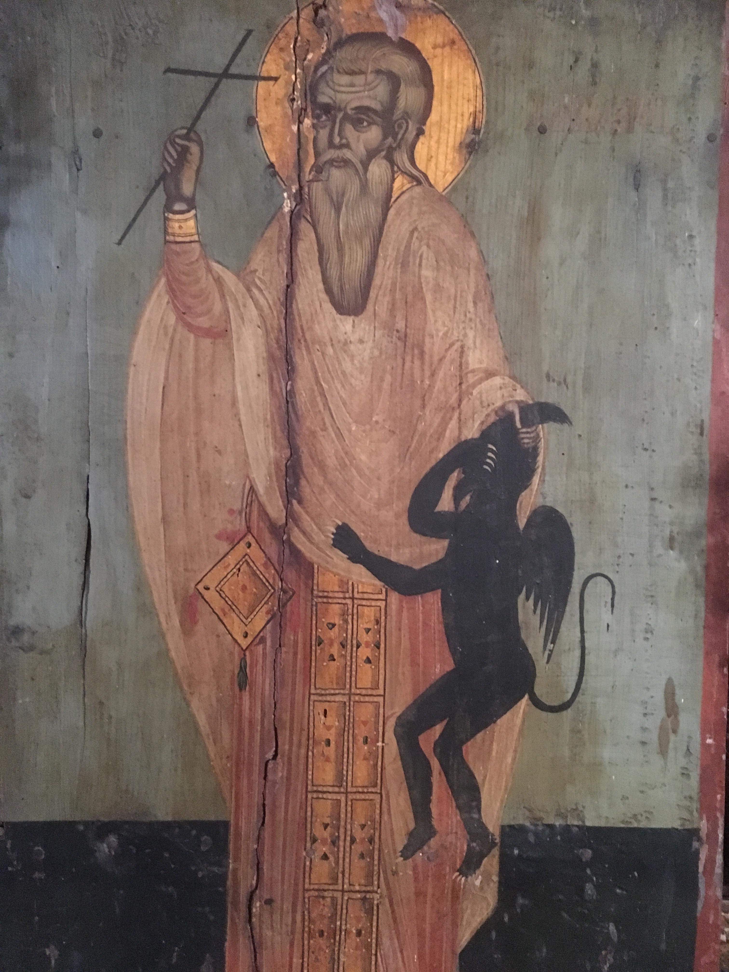 Ο Άγιος Χαράλαμπος στα Κύθηρα 3 Ο Άγιος Χαράλαμπος προστάτης των πανωλόβλητων κρατάει ένα μαύρο δαίμονα προσωποποίηση της πανούκλας. Εικόνα από το ναό της Αγίας Αννας.