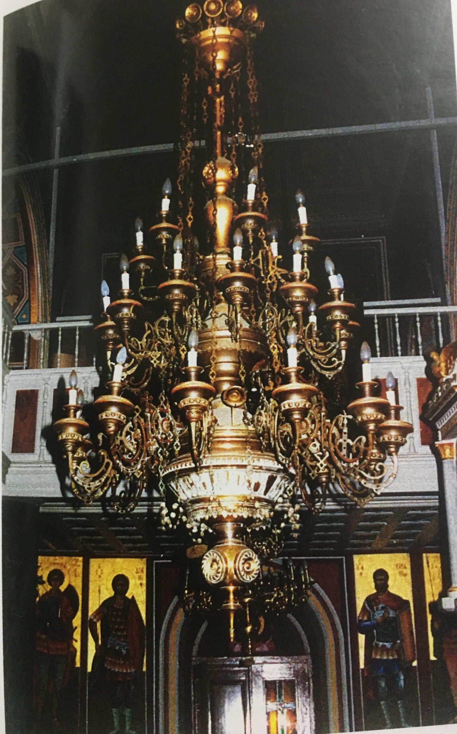 Ο Άγιος Χαράλαμπος στα Κύθηρα 4 Ο μπρούτζινος πολυέλαιος που ήλθε από το Αγιο Ορος scaled