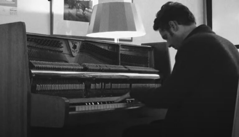 Cosmos: Dustin O’Halloran και Ergon Ensemble σε μία μοναδική συναυλία στην Αίθουσα Σταύρος Νιάρχος