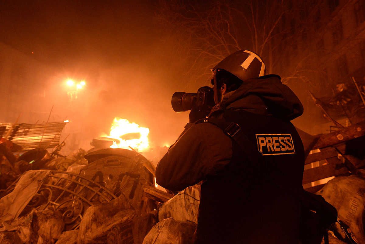Journalist_documenting_events_at_the_Independence_square._Clashes_in_Ukraine,_Kyiv._Events_of_February_18,_2014.