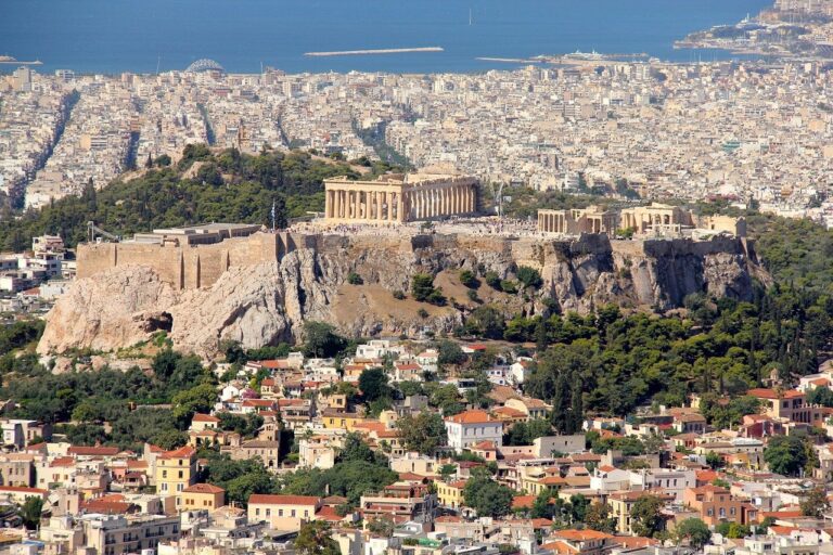 Πουλούν και φεύγουν κάτοχοι «χρυσής βίζας»
