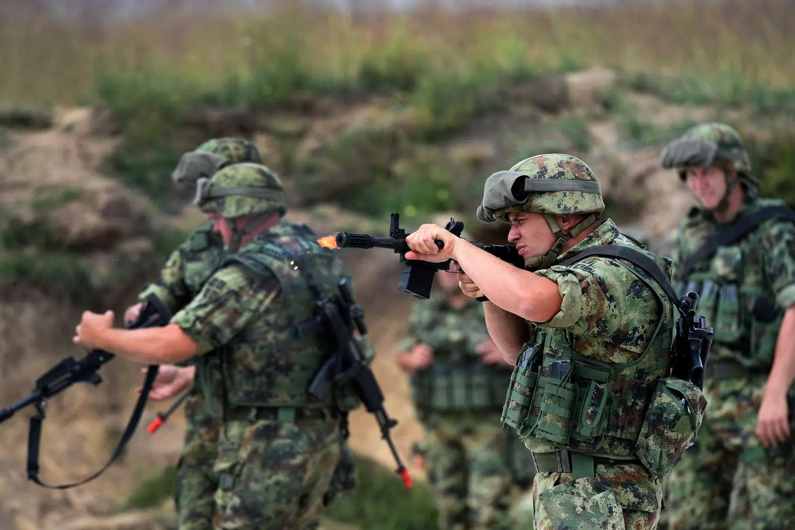 σέρβος στρατιώτης a-member-of-the-serbian-armed-forces-fires-a-us-military-ca0c06-1600