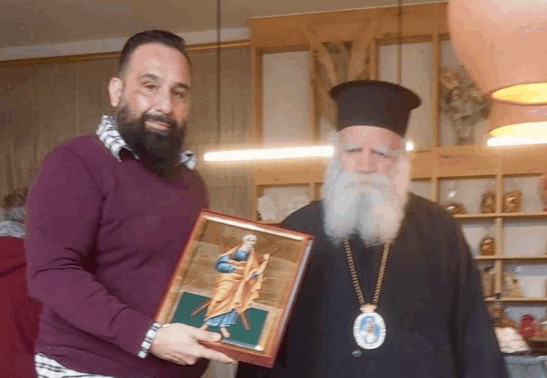 Ο Μητροπολίτης δώρισε την εικόνα του Αγ. Ανδρέα στον επιχειρηματία Α. Μαυρομάτη