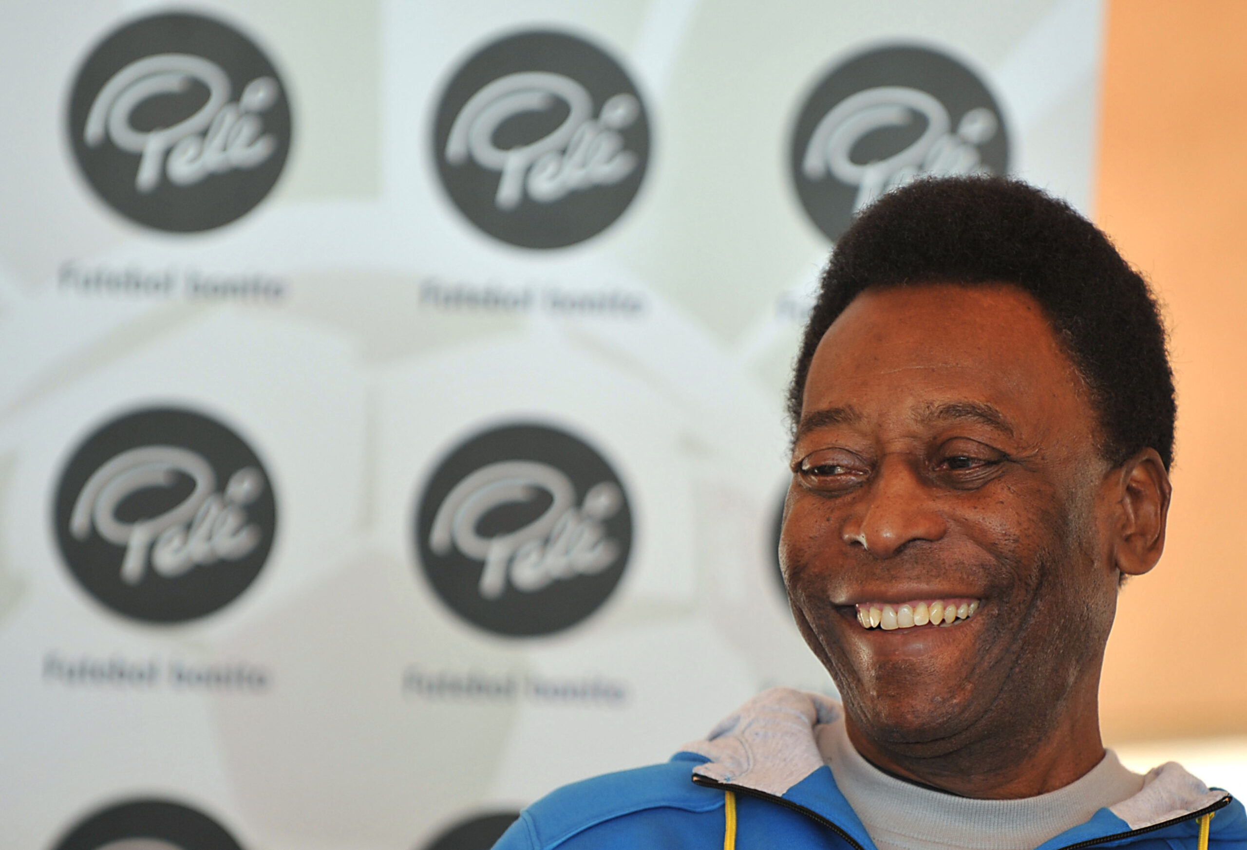Johannesburgo-Pele encontra com crianças africanas e reforça a importância da copa na áfrica do sul, evento contou com a presença crianças de varias idades que receberam incentivo do rei para a pratica do esporte. Após a coletiva Pele cumprimentou o neto de Mandela, Chief Mandela , dançou com nativos e assistiu as crianças brincando com a bola.