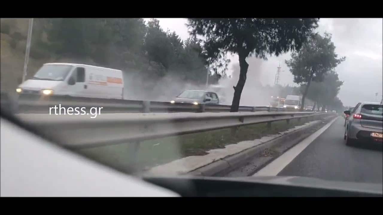 Θεσσαλονίκη: Φωτιά σε σχολικό λεωφορείο – Οι πρώτες εικόνες (vid)