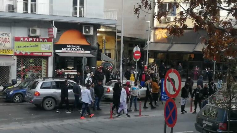 Θεσσαλονίκη – Πυροβολισμός 16χρονου: Επεισόδια έξω από τα δικαστήρια (video)
