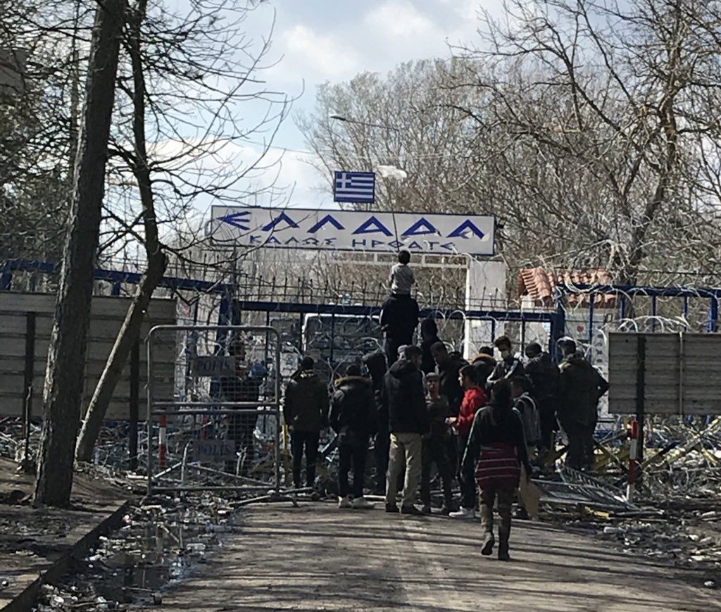 Refugees_waiting_at_Greek-Turkish_Border