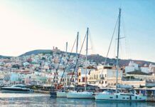 One of the smallest islands of the Cyclades and relatively rural outside the capital, it nevertheless has the highest population since it’s the legal and administrative centre of the entire archipelago.