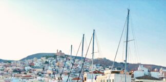 One of the smallest islands of the Cyclades and relatively rural outside the capital, it nevertheless has the highest population since it’s the legal and administrative centre of the entire archipelago.