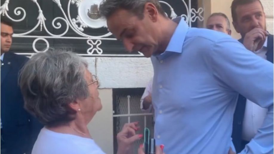 Ο Μητσοτάκης με μία συναταξιούχο στην Κέρκυρα