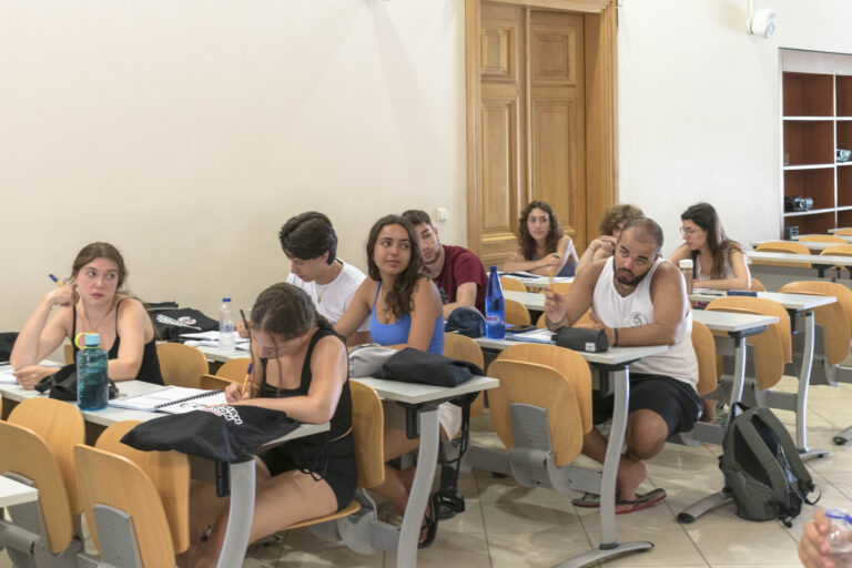 Θερινό σχολείο για ομογενείς: Ερχονται χωρίς να ξέρουν την αλφαβήτα, φεύγουν διαβάζοντας Σεφέρη