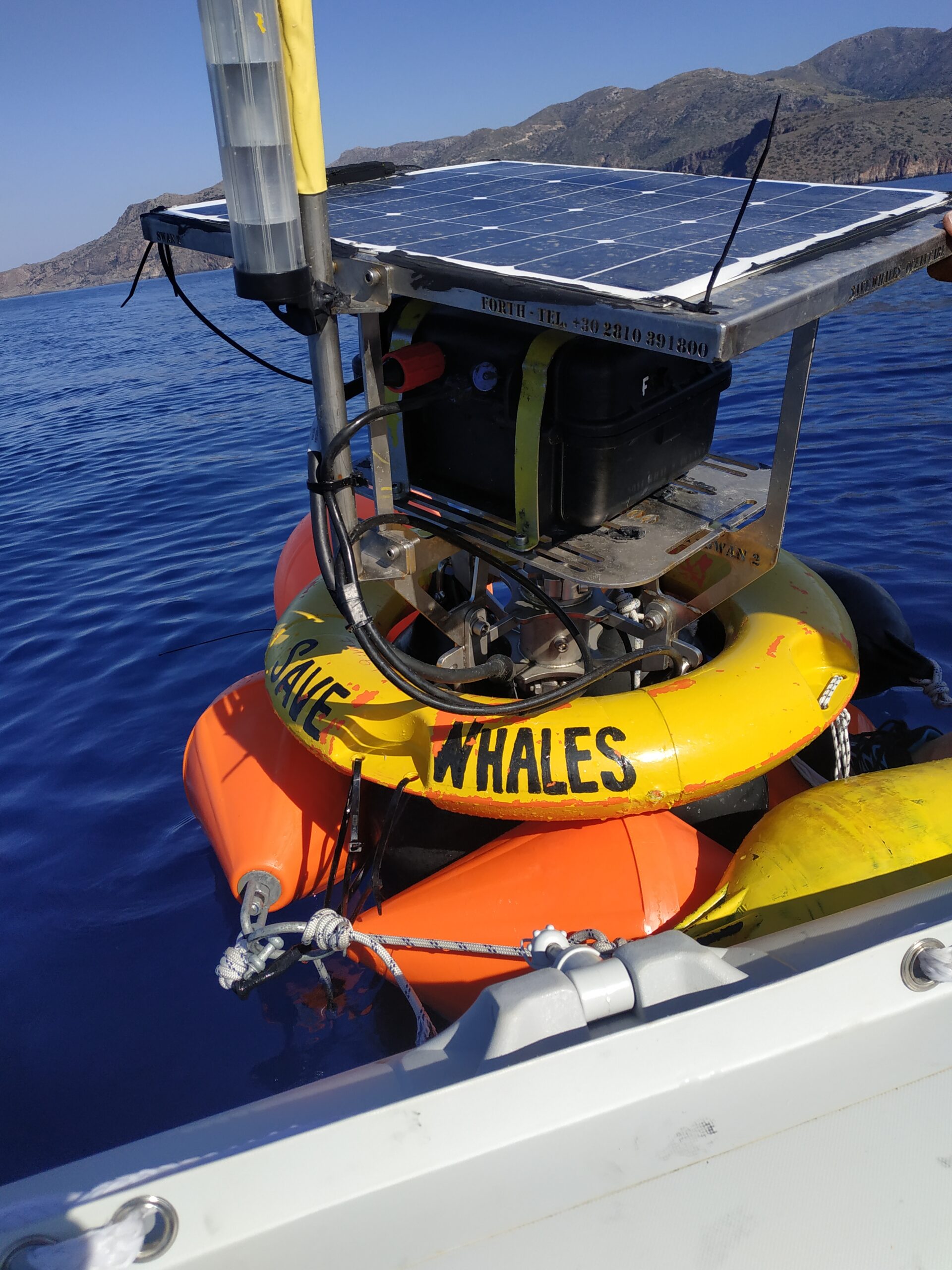 SaveMoby Hightech Boje im Wasser copyright Pelagos Cetacean Research Institute 2021 A1 scaled