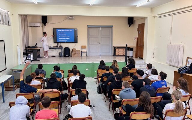 Μαθήματα ασφάλειας στη θάλασσα για τους μαθητές του Γυμνασίου Κυθήρων