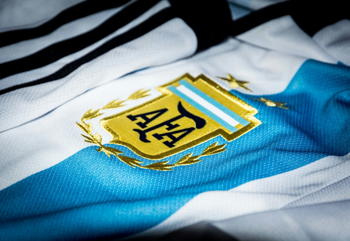 a-close-up-of-a-jersey-with-a-blue-and-white-stripe-stockpack-unsplash