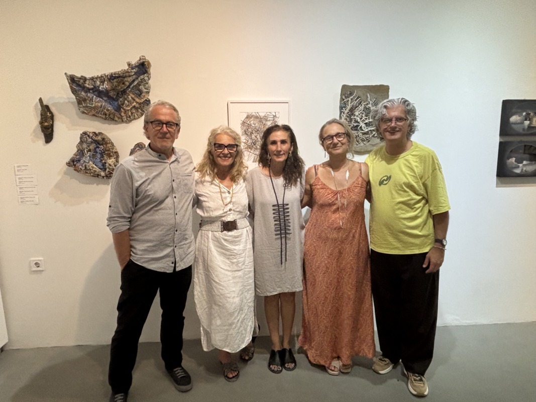Πλήθος κόσμου στα εγκαίνια της έκθεσης «Kythera: Three Different Approaches» στο Καψάλι