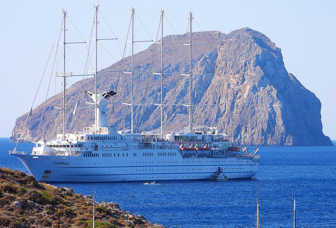 Το Club Med 2 επέστρεψε στο Καψάλι – Δεύτερη άφιξη φέτος στα Κύθηρα