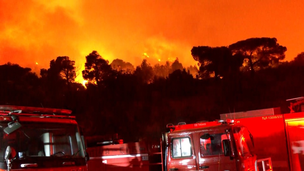 Μαίνονται τα πύρινα μέτωπα σε Βοιωτία και Πόρτο Γερμενό