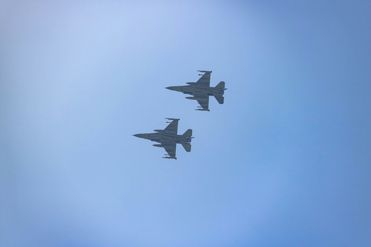 f16